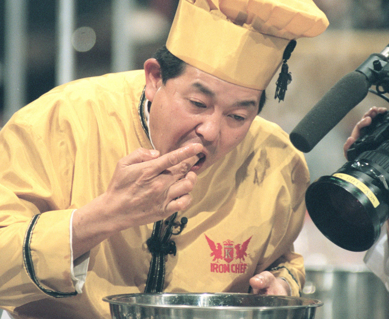 フジテレビの番組「料理の鉄人」の収録中に味を確かめる陳建一氏（共同）