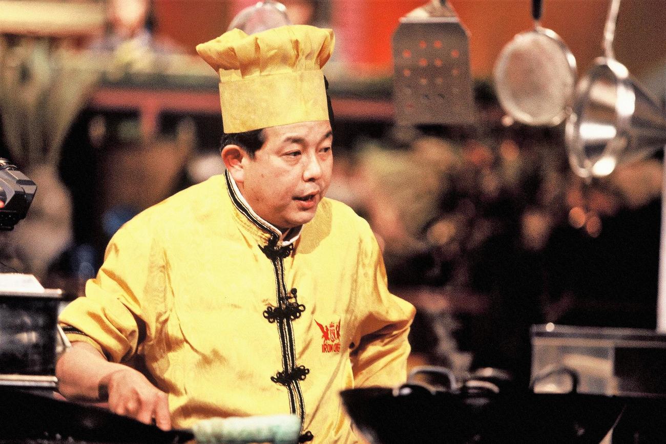 フジテレビ「料理の鉄人」に出演する陳建一さん（95年4月7日放送）（C）フジテレビ