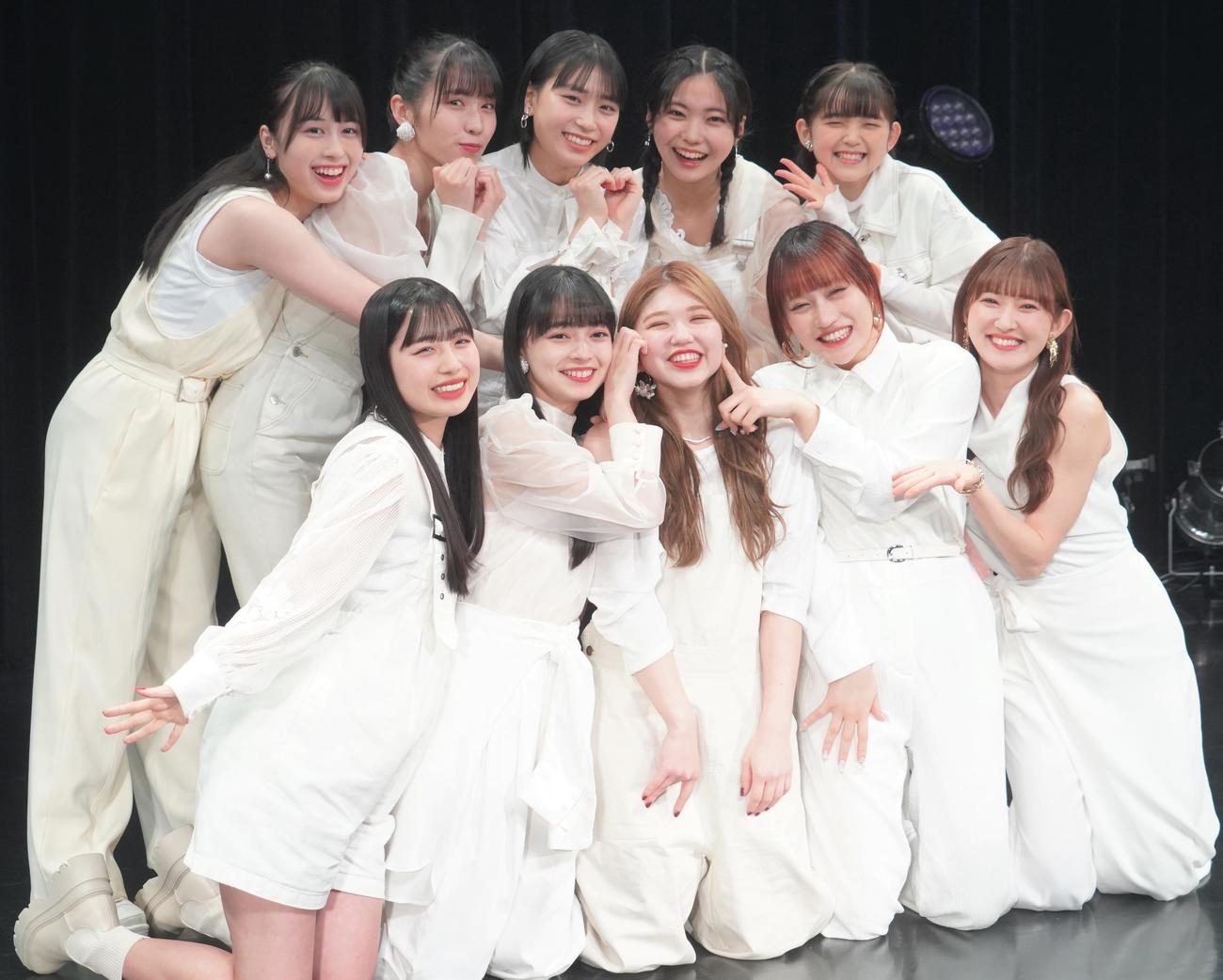 新アルバム「BIG LOVE」の発売記念イベントを開催したアンジュルム。前列左から、伊勢鈴蘭、上國料萌衣、竹内朱莉、佐々木莉佳子、川村文乃。後列左から平山遊季、為永幸音、橋迫鈴、川名凜、松本わかな（撮影・佐藤成）