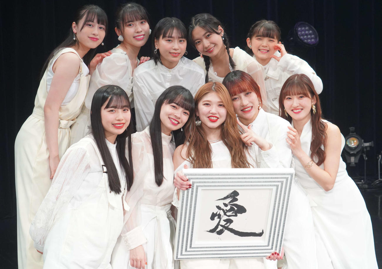 新アルバム「BIG LOVE」の発売記念イベントを開催したアンジュルム。前列左から、伊勢鈴蘭、上國料萌衣、竹内朱莉、佐々木莉佳子、川村文乃。後列左から平山遊季、為永幸音、橋迫鈴、川名凜、松本わかな（撮影・佐藤成）