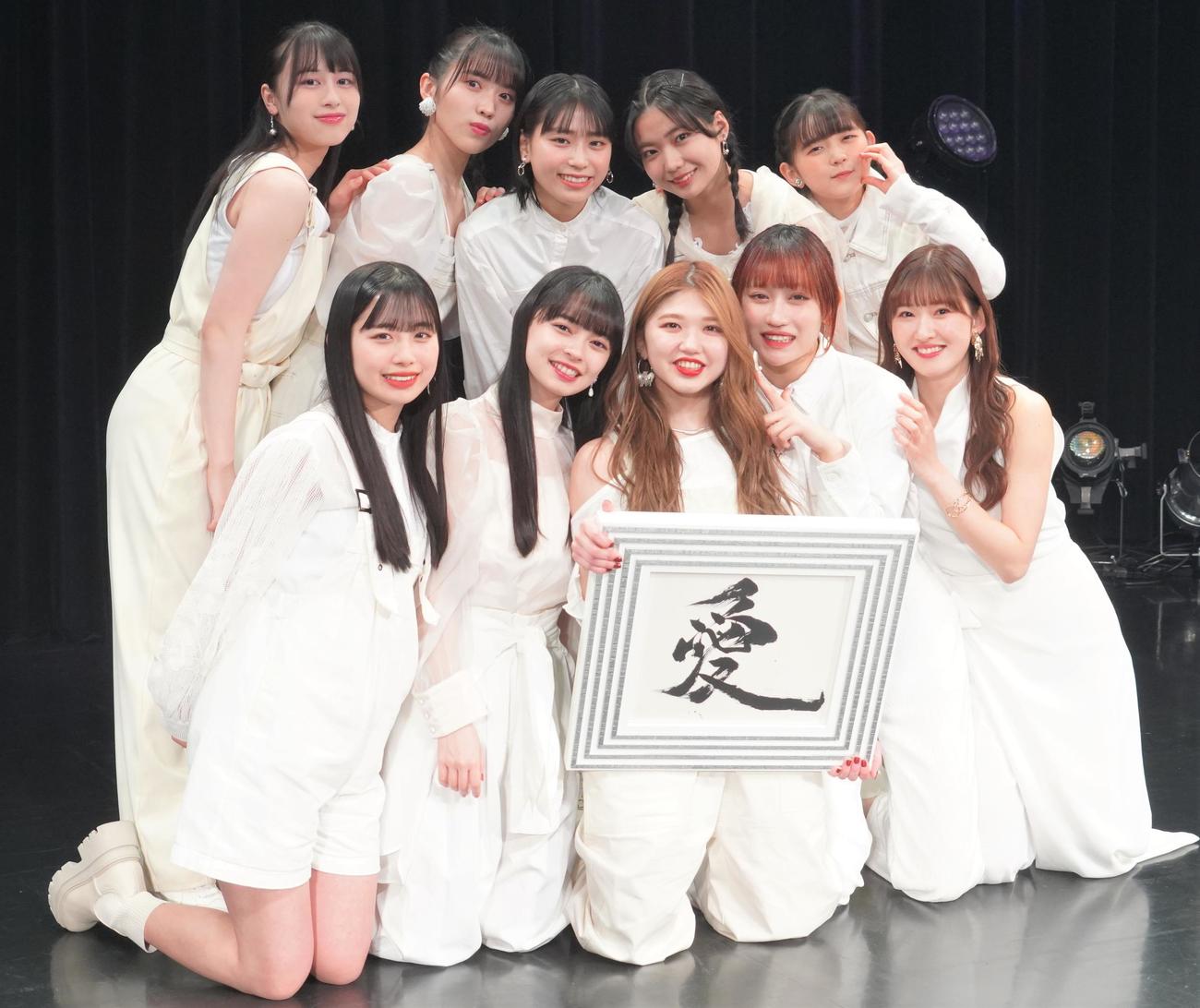 新アルバム「BIG LOVE」の発売記念イベントを開催したアンジュルム。前列左から、伊勢鈴蘭、上國料萌衣、竹内朱莉、佐々木莉佳子、川村文乃。後列左から平山遊季、為永幸音、橋迫鈴、川名凜、松本わかな（撮影・佐藤成）