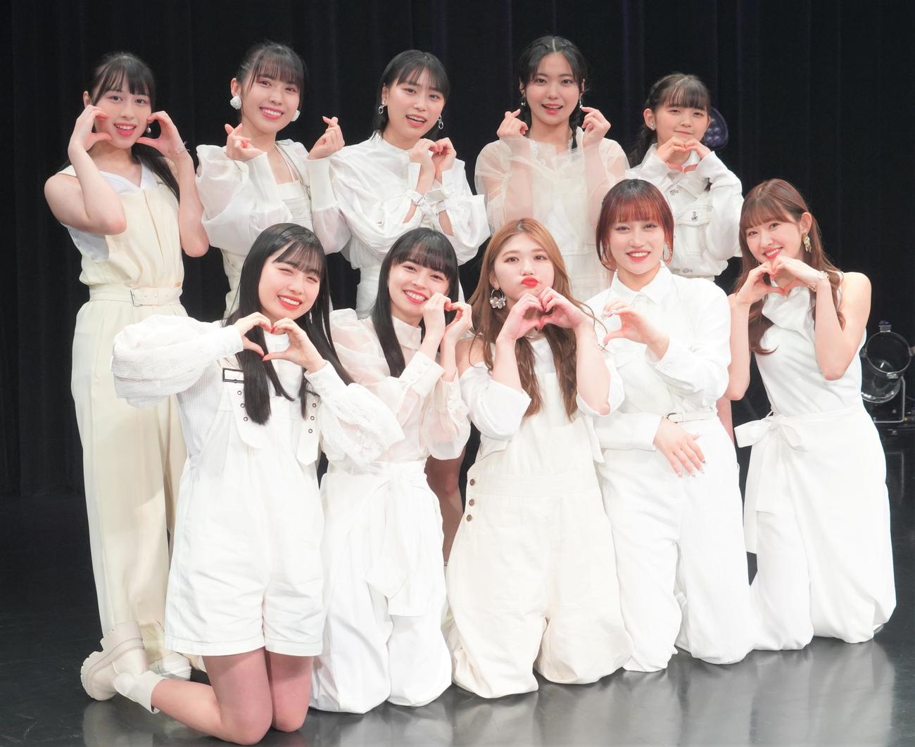 新アルバム「BIG LOVE」の発売記念イベントを開催したアンジュルム。前列左から、伊勢鈴蘭、上國料萌衣、竹内朱莉、佐々木莉佳子、川村文乃。後列左から平山遊季、為永幸音、橋迫鈴、川名凜、松本わかな（撮影・佐藤成）