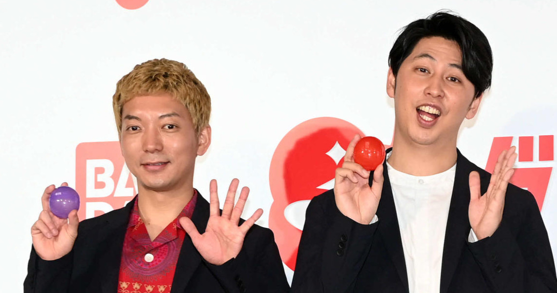 左からニューヨーク嶋佐和也と屋敷裕政（2022年3月撮影）
