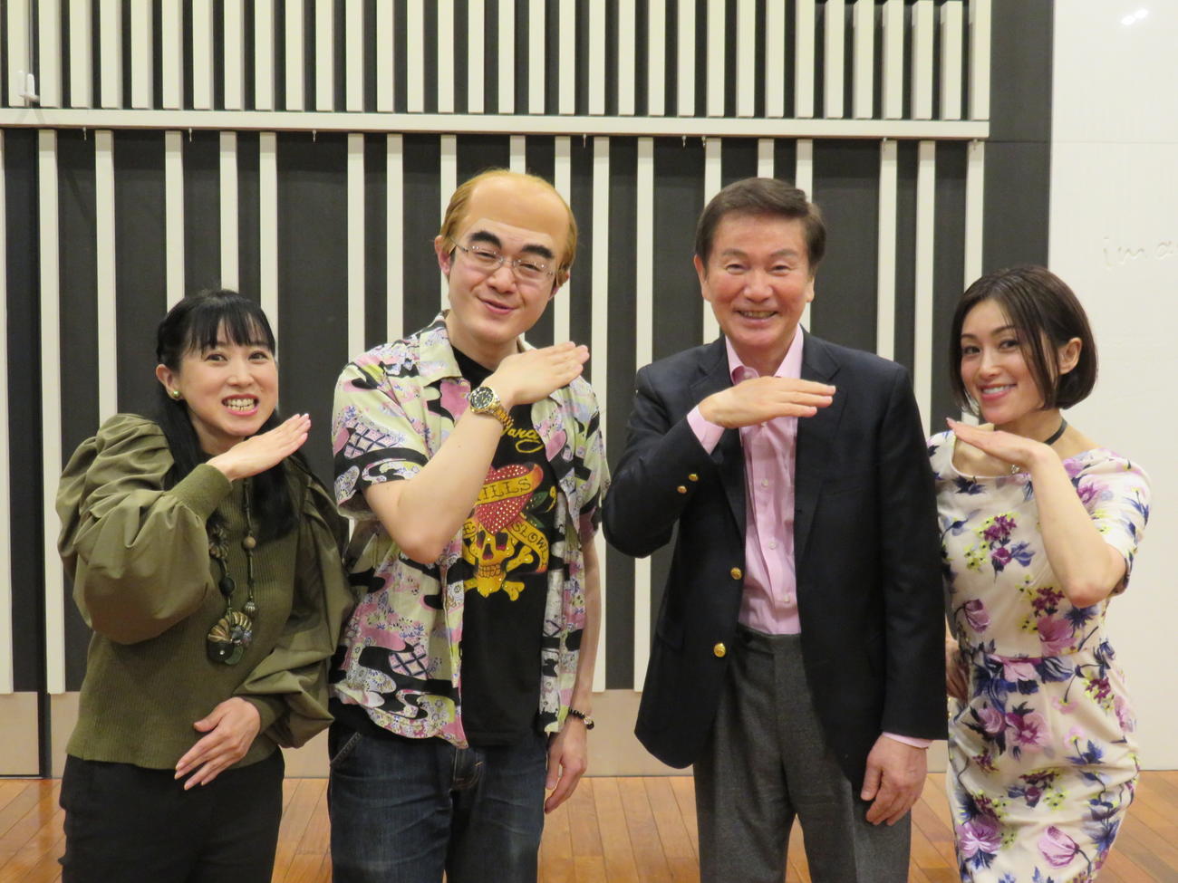 森田健作（右から2人目）のラジオ番組にゲスト出演したレッツゴーよしまさ（同3人目）。右はアシスタントの酒井法子、左が西村知美