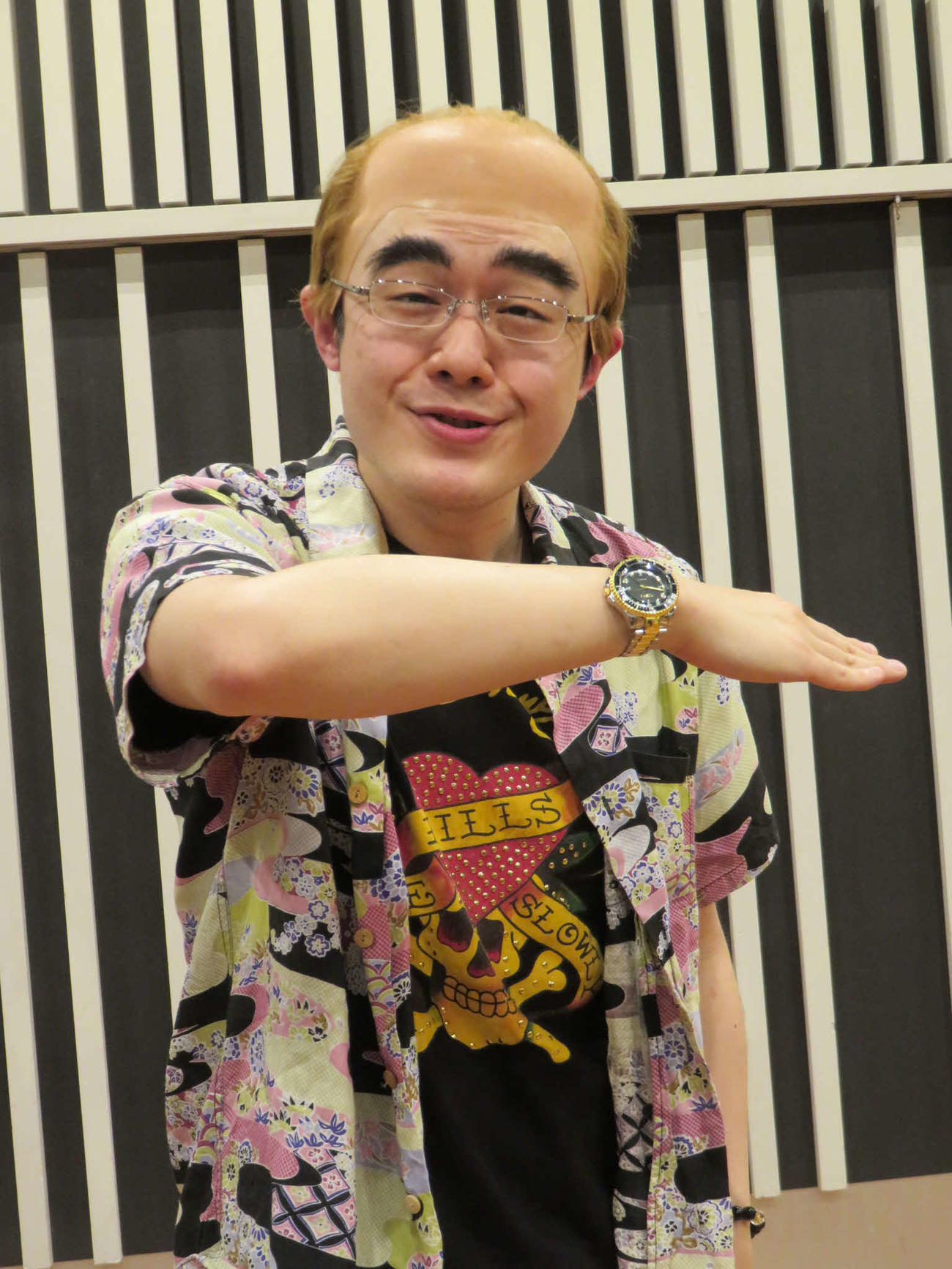 志村けんさんのものまねをするレッツゴーよしまさ