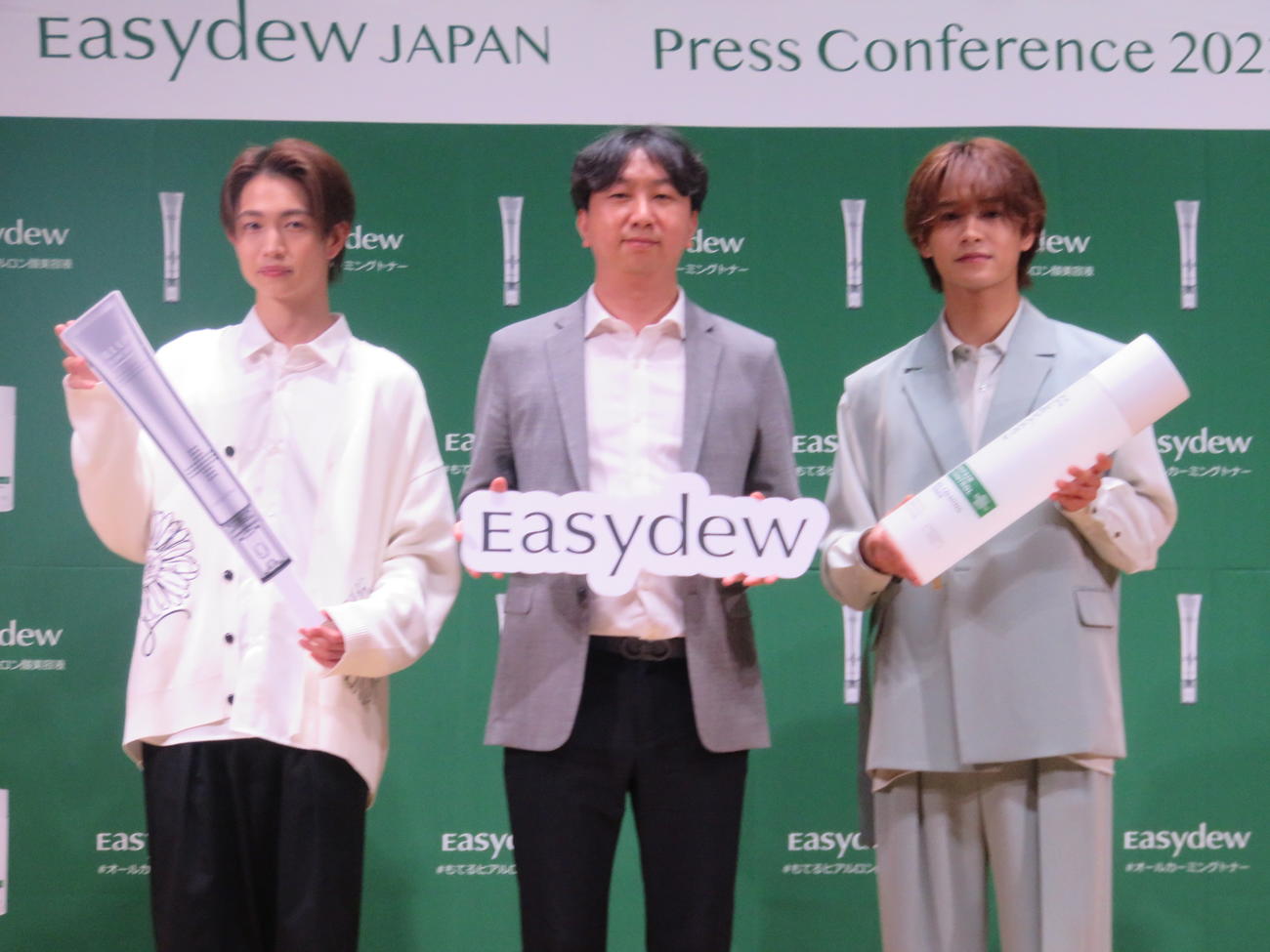 韓国ドクターズコスメ「Easydew」の発表会見に出席した綱啓永（左）と井上想良（右）