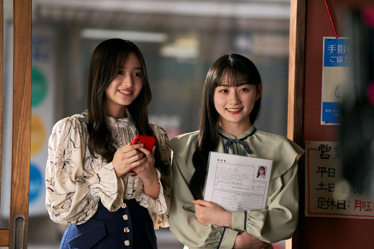 「バイトル」新CMに出演する乃木坂46の井上和（左）と川崎桜