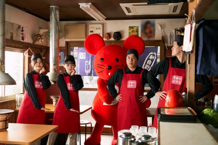 霜降り明星とともに「バイトル」新CMに出演する乃木坂46の井上和（左）と川崎桜（左から2人目）