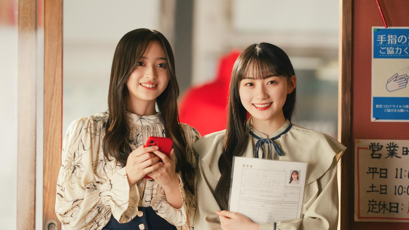 「バイトル」新CMに出演する乃木坂46の井上和（左）と川崎桜