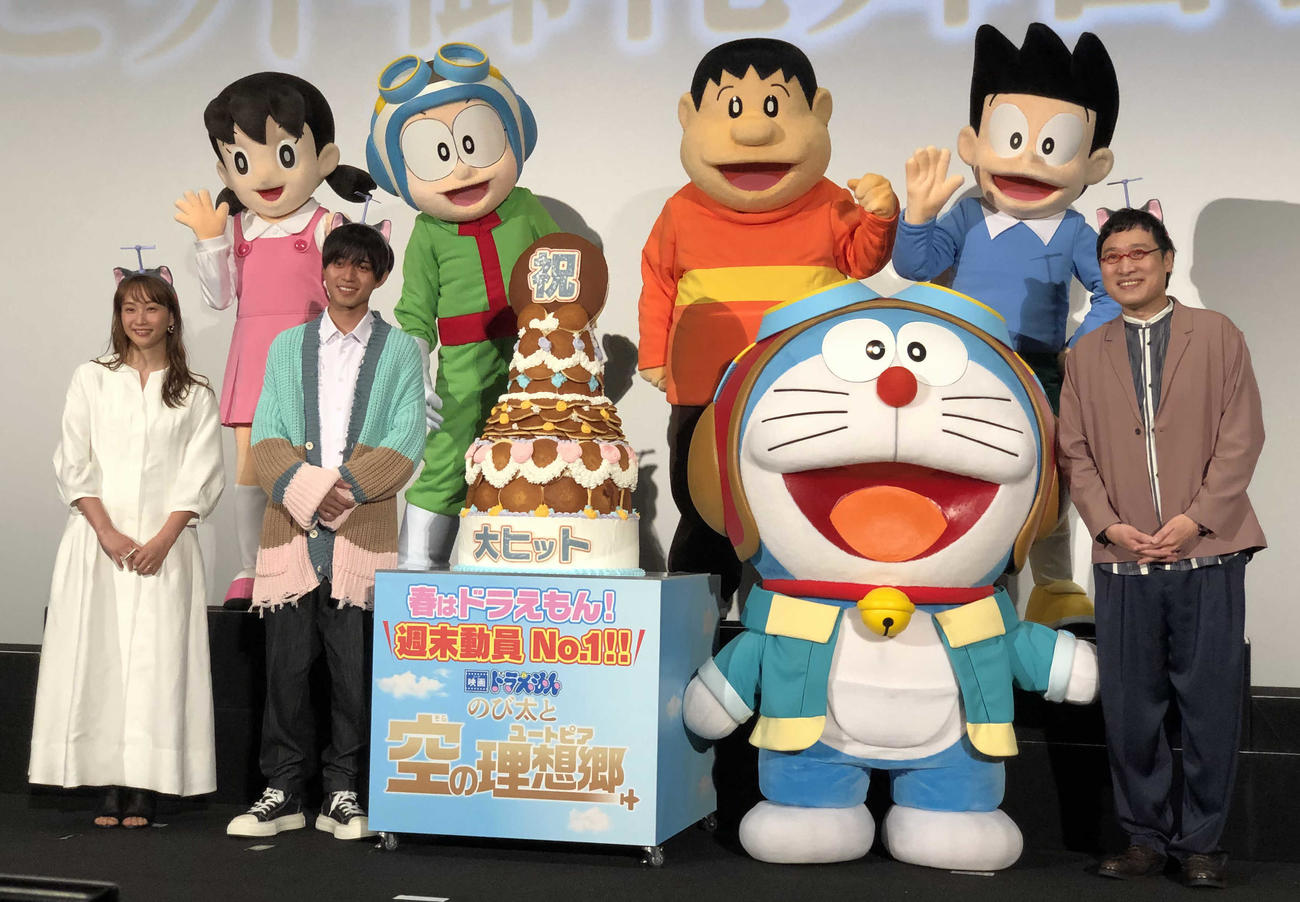アニメ映画「ドラえもん　のび太と空の理想郷（ユートピア）」の大ヒット御礼舞台あいさつに登壇した永瀬廉（左から2人目）。左端は藤本美貴、右端は山里亮太