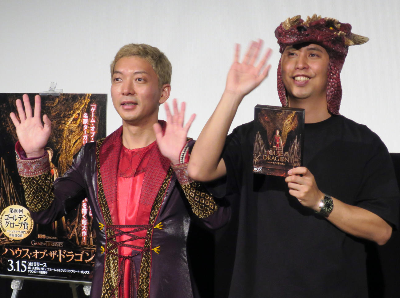 「ハウス・オブ・ザ・ドラゴン」ブルーレイ＆DVD発売記念イベントに登場したニューヨーク。左から、嶋佐和也、屋敷裕政