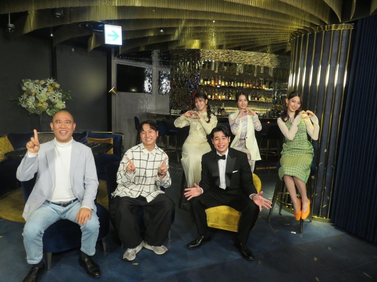BS吉本「ノブコブ吉村のラブヶ原～世紀の合コン大作戦」の収録に参加した、前列左からナダル、西野創人、吉村崇、後列左から名取くるみ、澄田綾乃、黒木麗奈