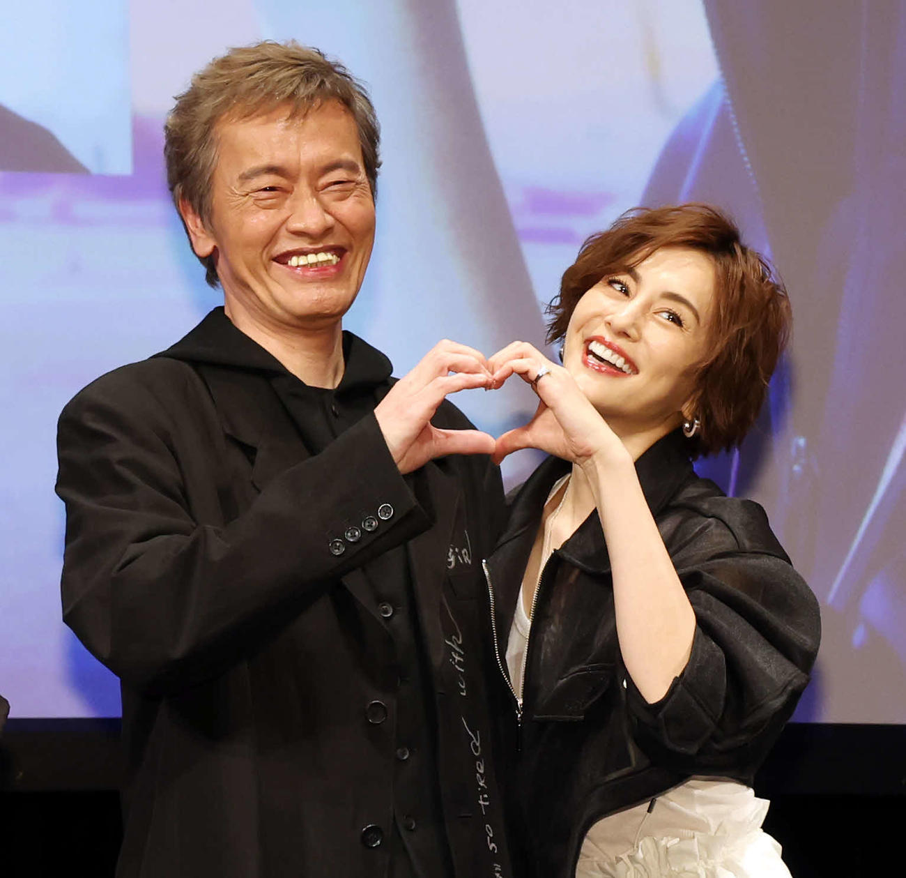 アマゾンオリジナルドラマ「エンジェルフライト国際霊柩送還士」完成披露試写会でハートをつくる遠藤憲一（左）と米倉涼子（撮影・宮地輝）