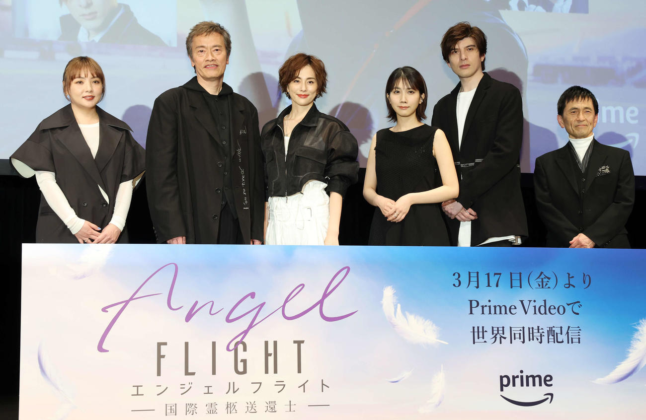 アマゾンオリジナルドラマ「エンジェルフライト国際霊柩送還士」完成披露試写会で記念写真に納まる登壇者。左から野呂佳代、遠藤憲一、米倉涼子、松本穂香、城田優、徳井優（撮影・宮地輝）