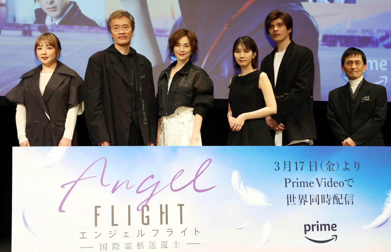 アマゾンオリジナルドラマ「エンジェルフライト国際霊柩送還士」完成披露試写会で記念写真に納まる登壇者。左から野呂佳代、遠藤憲一、米倉涼子、松本穂香、城田優、徳井優（撮影・宮地輝）