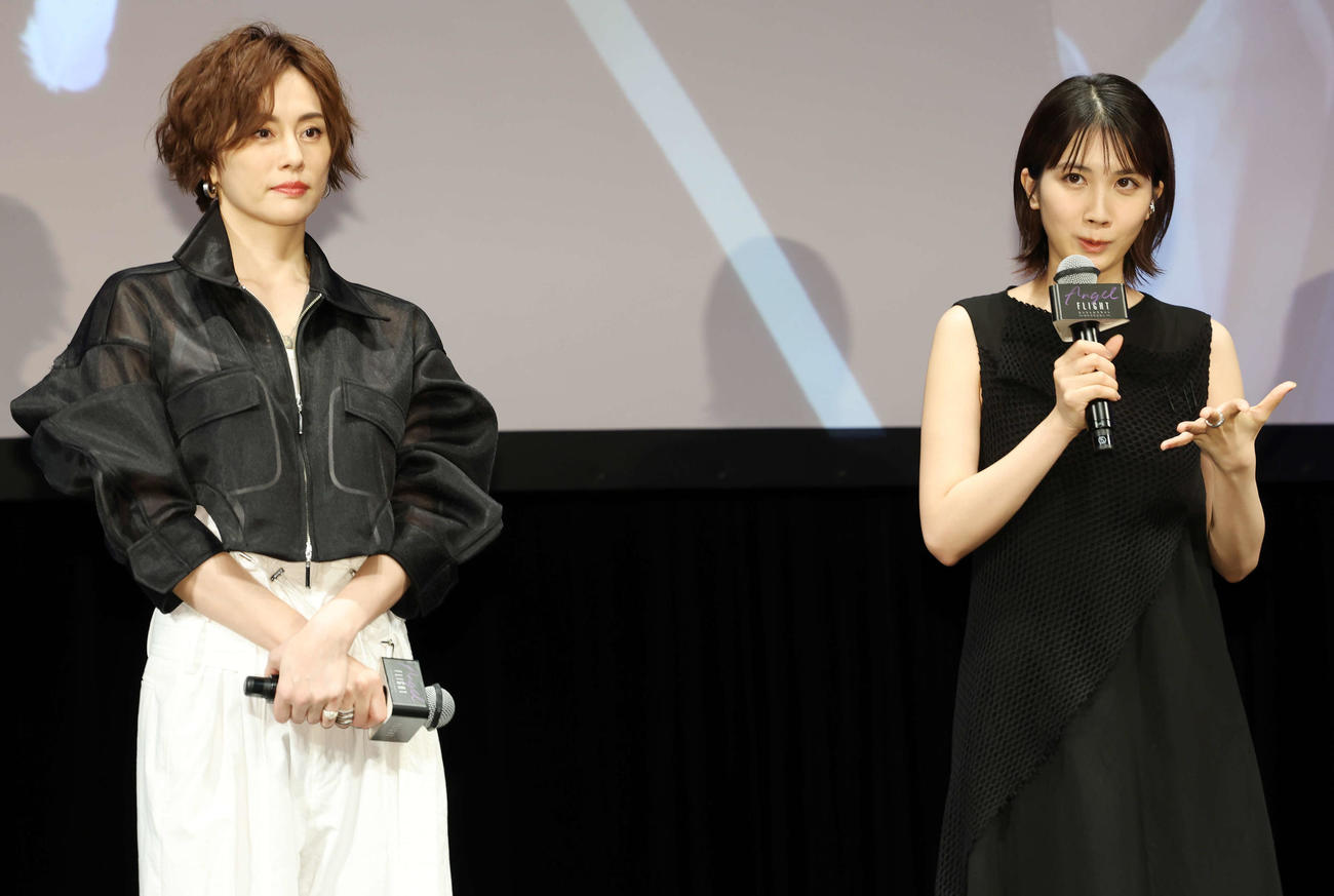 アマゾンオリジナルドラマ「エンジェルフライト国際霊柩送還士」完成披露試写会であいさつする松本穂香（右）と米倉涼子（撮影・宮地輝）