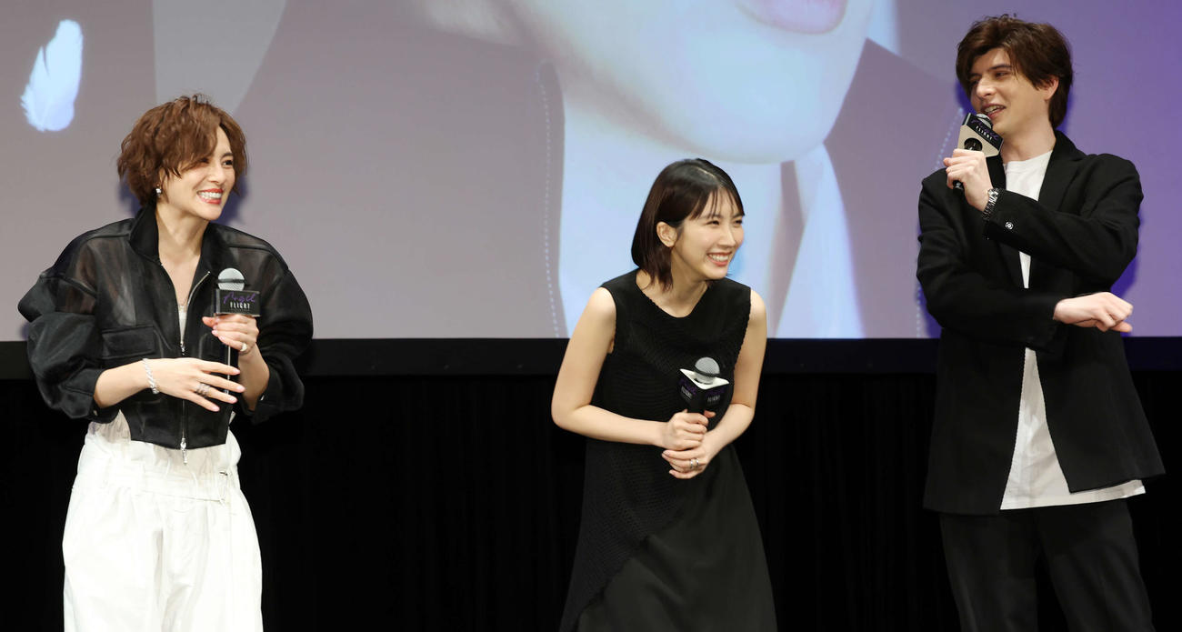 アマゾンオリジナルドラマ「エンジェルフライト国際霊柩送還士」完成披露試写会で笑顔を見せる米倉涼子（左）、松本穂香（中央）、城田優（撮影・宮地輝）