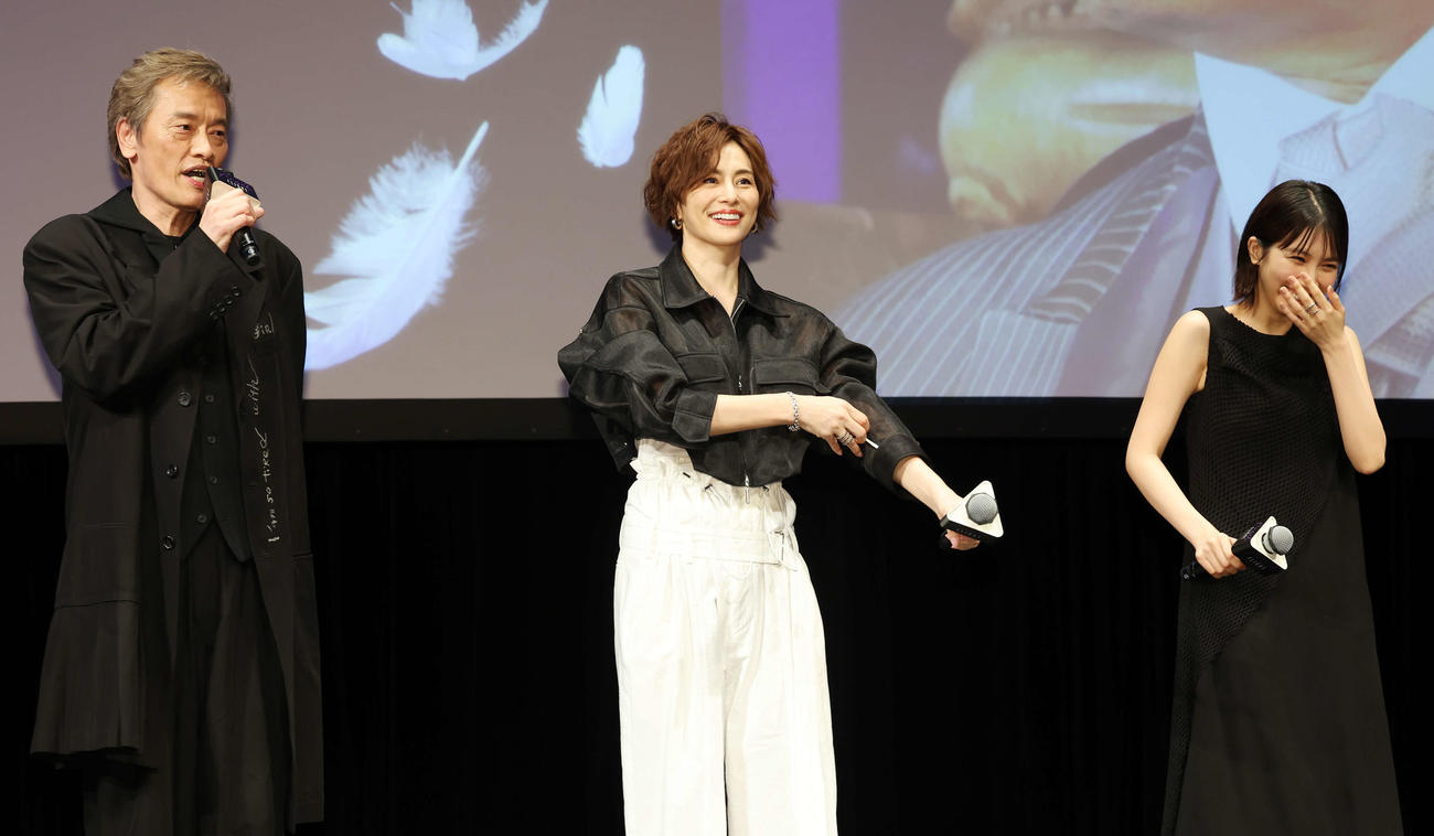 アマゾンオリジナルドラマ「エンジェルフライト国際霊柩送還士」完成披露試写会で笑顔を見せる遠藤憲一（左）、米倉涼子（中央）、松本穂香（撮影・宮地輝）