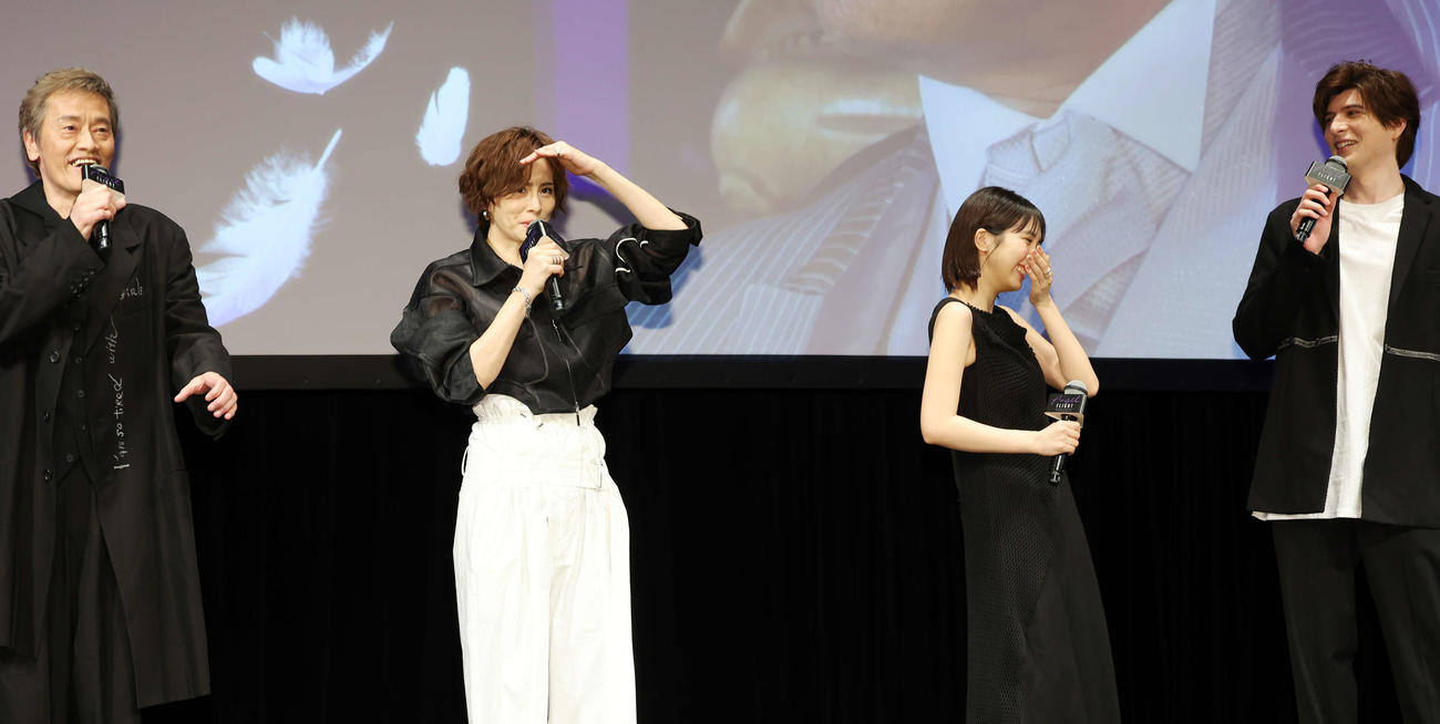 アマゾンオリジナルドラマ「エンジェルフライト国際霊柩送還士」完成披露試写会で笑顔を見せる登壇者。左から遠藤憲一、米倉涼子、松本穂香、城田優（撮影・宮地輝）