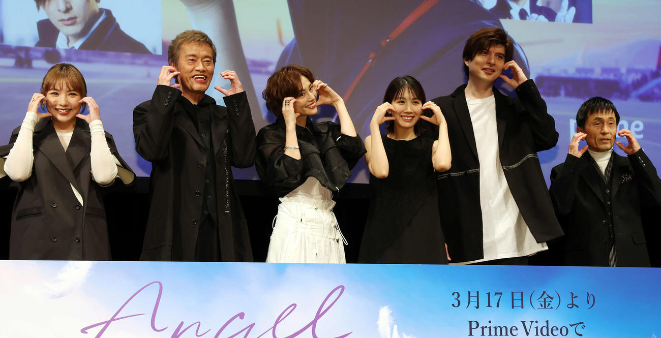 アマゾンオリジナルドラマ「エンジェルフライト国際霊柩送還士」完成披露試写会でポーズをとり記念写真に納まる登壇者。左から野呂佳代、遠藤憲一、米倉涼子、松本穂香、城田優、徳井優（撮影・宮地輝）