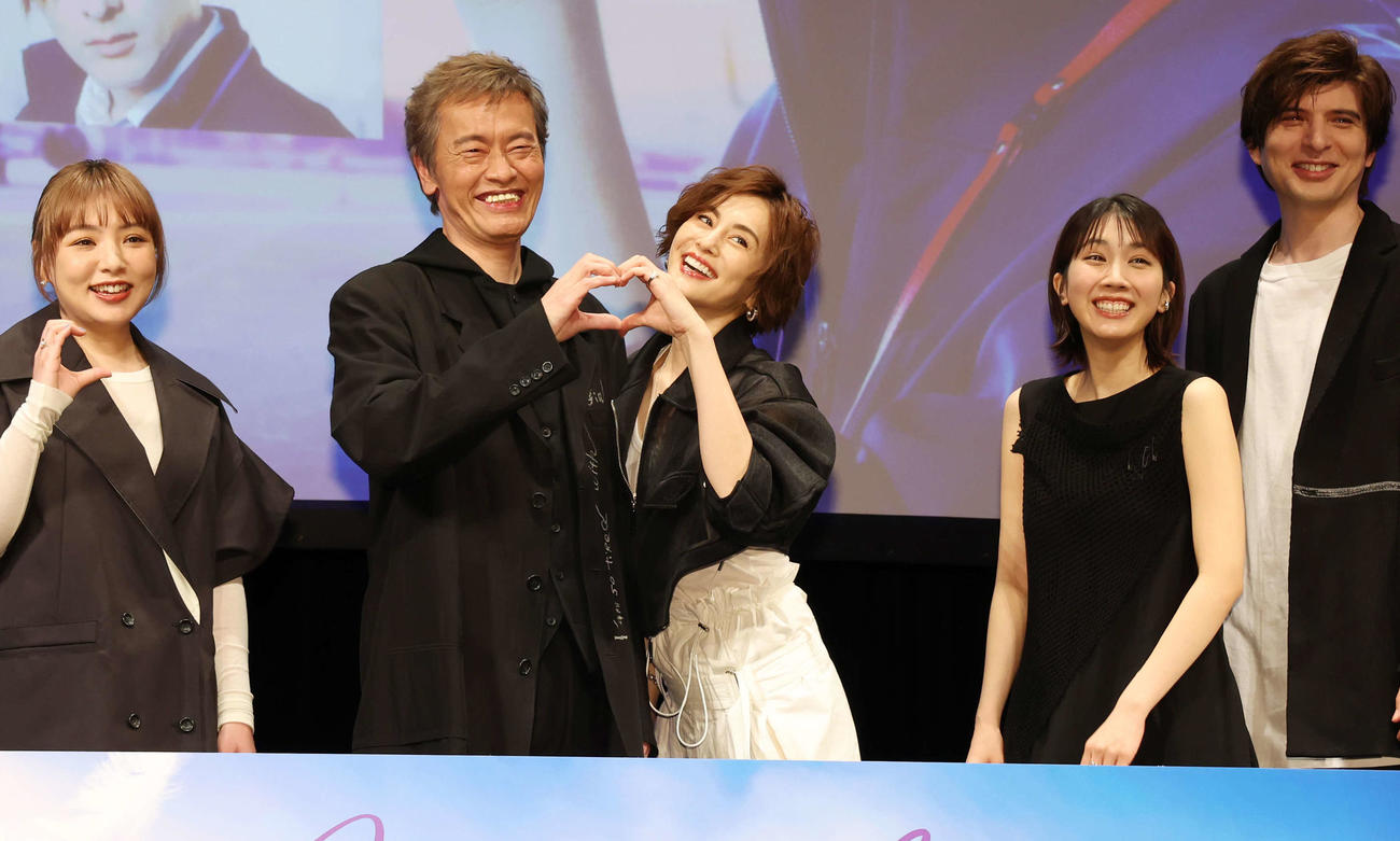 アマゾンオリジナルドラマ「エンジェルフライト国際霊柩送還士」完成披露試写会でハートをつくる遠藤憲一（左から2人目）と米倉涼子（同3人目）。左から野呂佳代、2人おいて松本穂香、城田優（撮影・宮地輝）