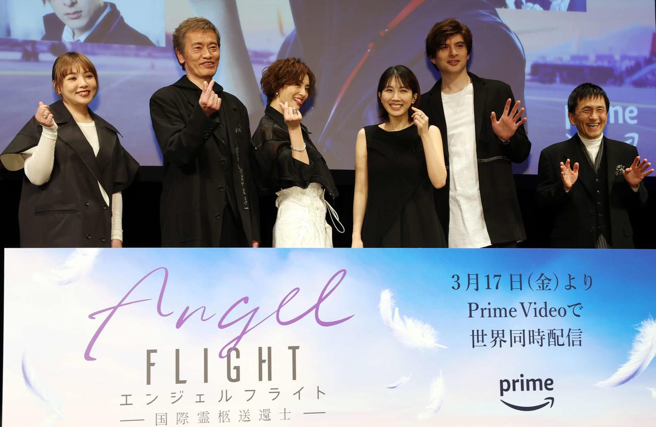 アマゾンオリジナルドラマ「エンジェルフライト国際霊柩送還士」完成披露試写会で指ハートを作り記念写真に納まる登壇者。左から野呂佳代、遠藤憲一、米倉涼子、松本穂香、城田優、徳井優（撮影・宮地輝）