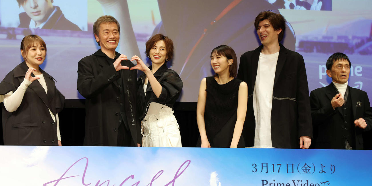アマゾンオリジナルドラマ「エンジェルフライト国際霊柩送還士」完成披露試写会でハートを作る遠藤憲一（左から2人目）と米倉涼子（左から3人目）に笑顔の登壇者。左から野呂佳代、二人おいて松本穂香、城田優、徳井優（撮影・宮地輝）