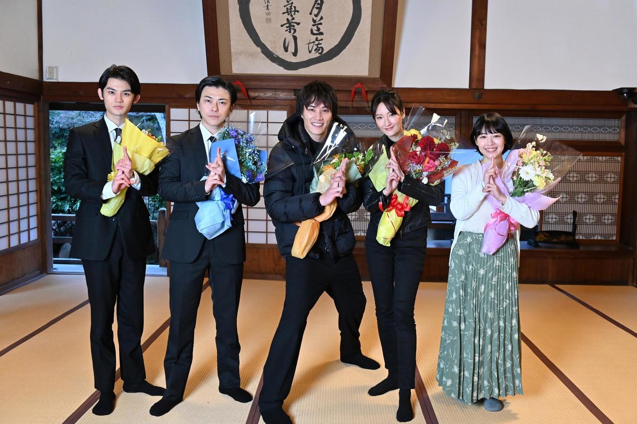 「忍者に結婚は難しい」の撮影を終えた、左から藤原大祐、勝地涼、鈴木伸之、菜々緒、吉谷彩子（C）フジテレビ