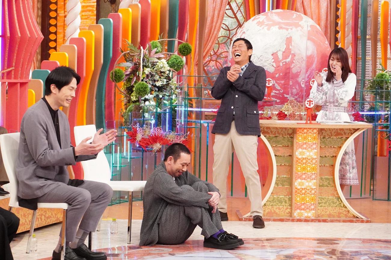 フジテレビ「ホンマでっか！？TV」に出演する左から、濱家隆一、大悟、明石家さんま、井上清華（C）フジテレビ