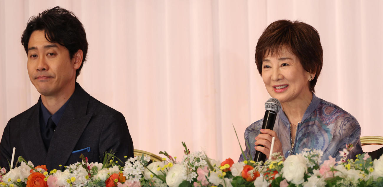 映画「こんにちは、母さん」完成報告会見を行った大泉洋（左）と吉永小百合（撮影・中島郁夫）