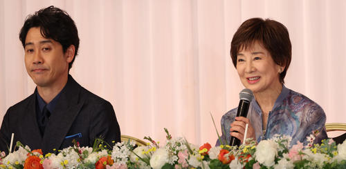 映画「こんにちは、母さん」完成報告会見を行った大泉洋(左)と吉永小百合(撮影・中島郁夫)