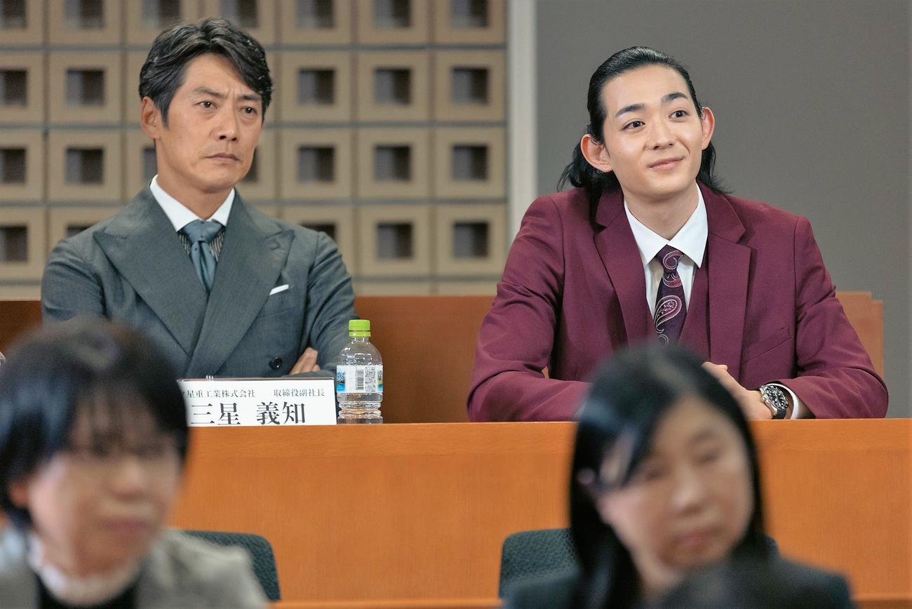 フジテレビ「スタンドUPスタート」に出演する反町隆史（左）、竜星涼（C）フジテレビ