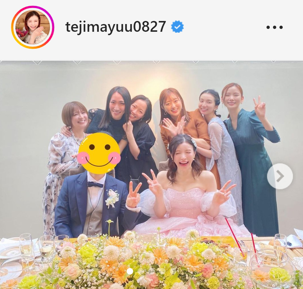 手島優（前列右）は、披露宴で矢口真里（後列左）らと記念撮影（手島優のインスタグラムから）