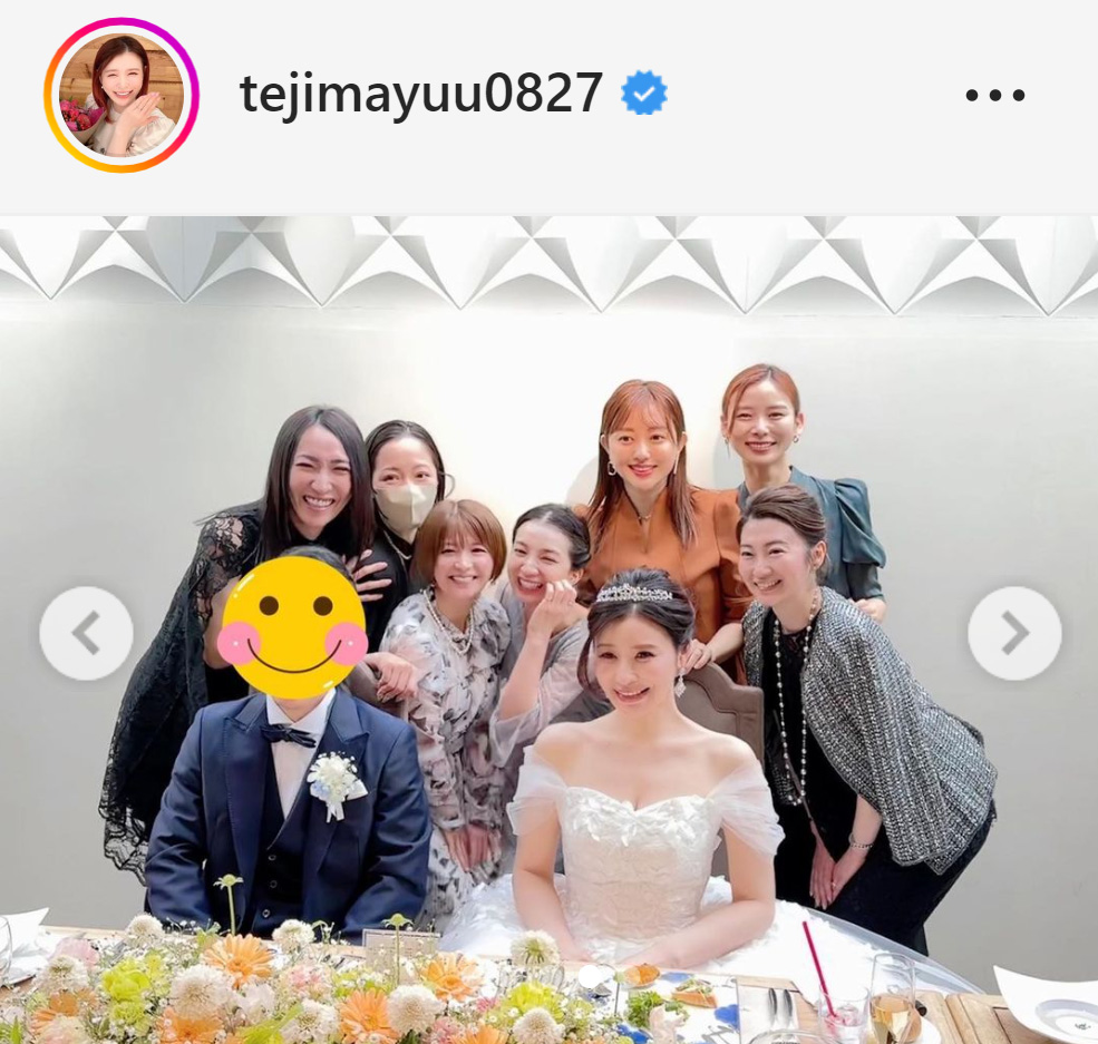 手島優（前列右）は、披露宴で矢口真里（後列左から3人目）らと記念撮影（手島優のインスタグラムから）