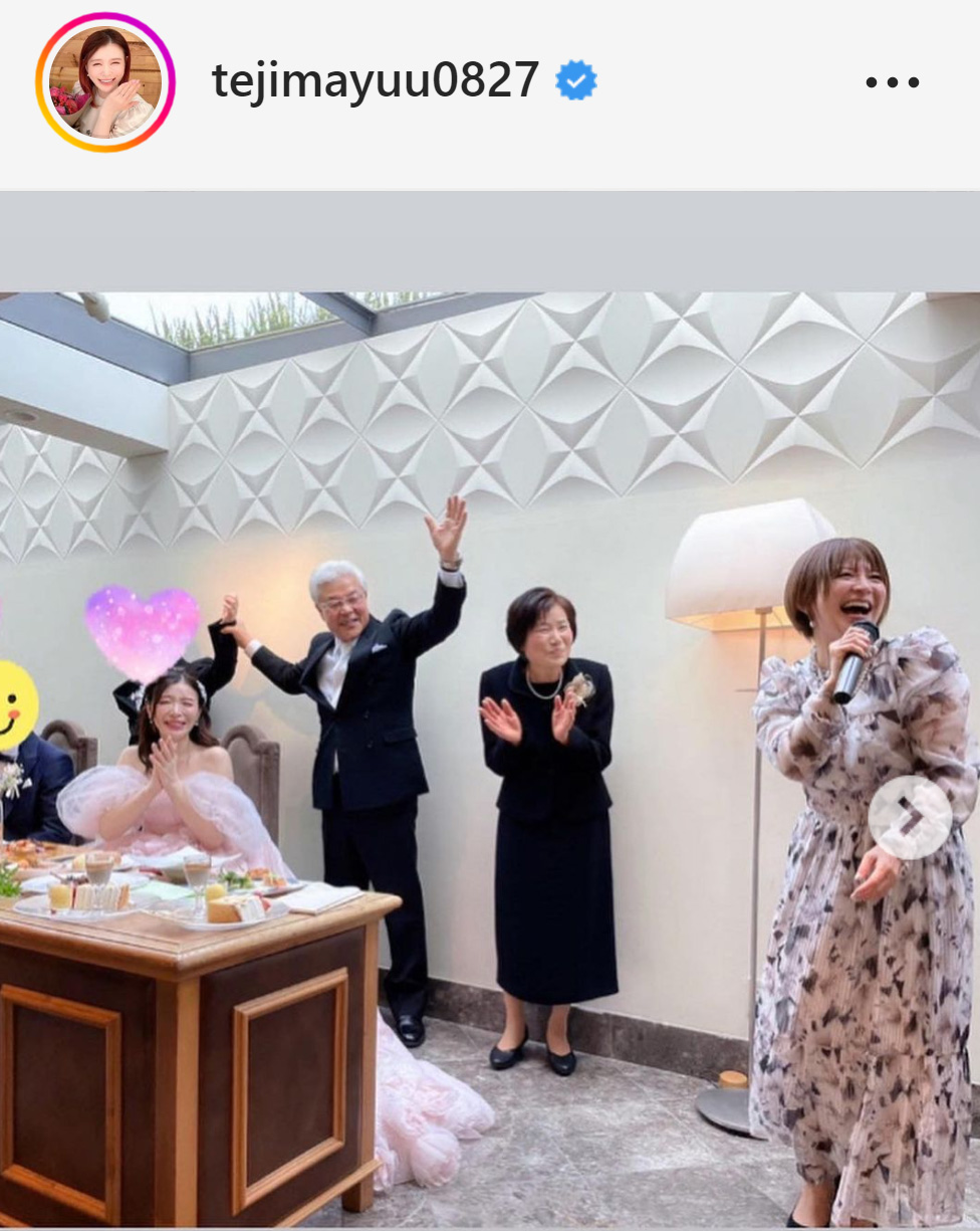 手島優の披露宴で歌唱する矢口真里（右）（手島優のインスタグラムから）