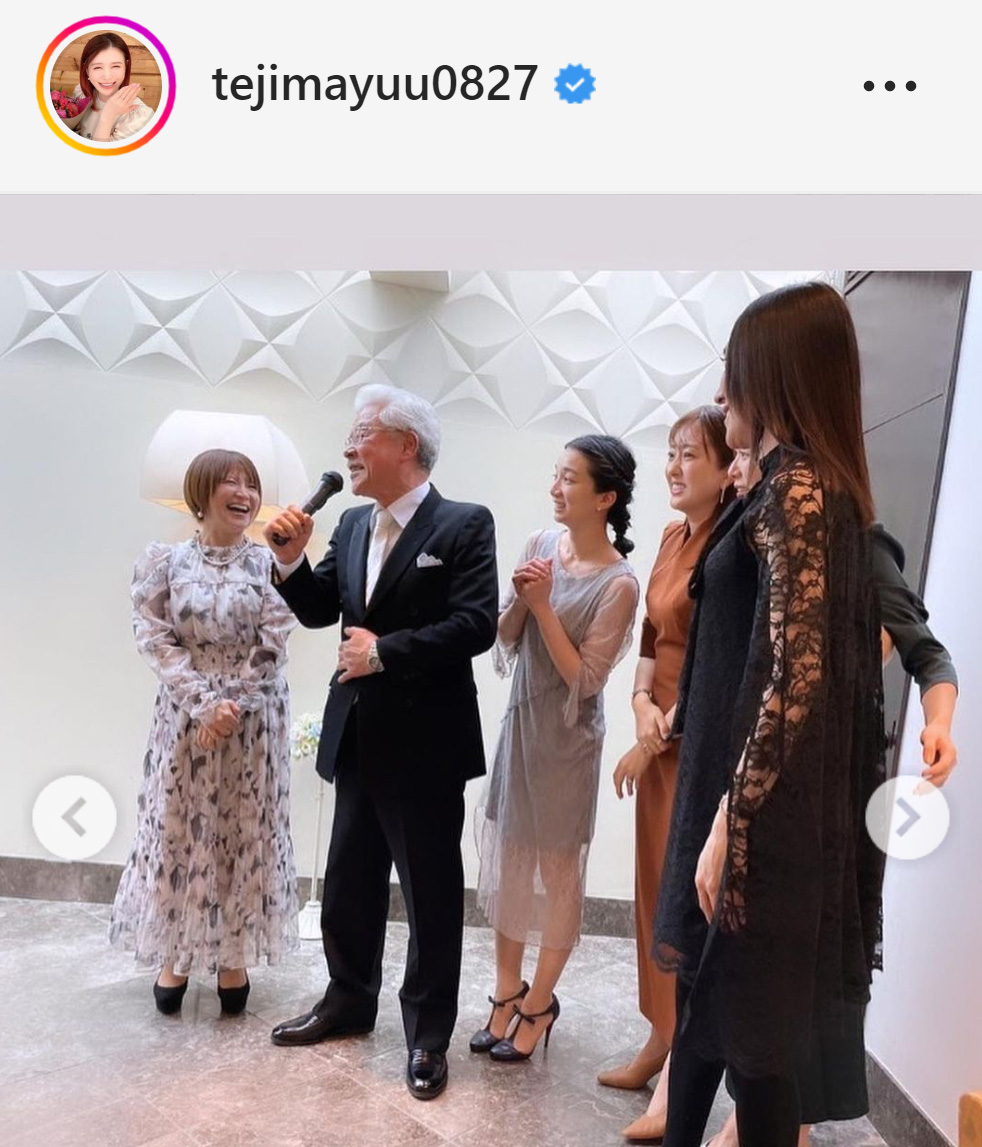 矢口真里（左）らと余興に参加する手島優の父（手島優のインスタグラムから）