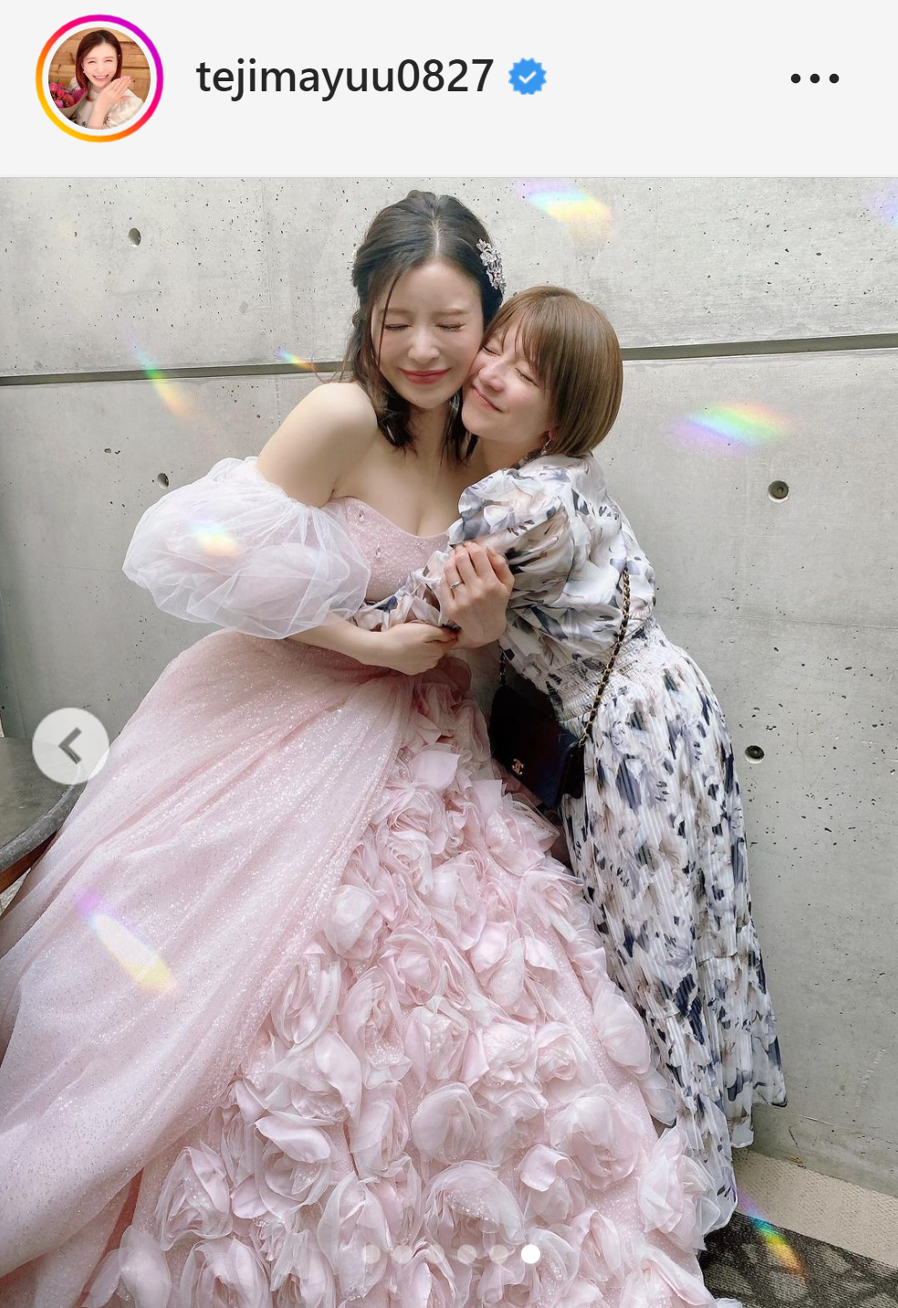 矢口真里（右）とほおを寄せ合う手島優（手島優のインスタグラムから）