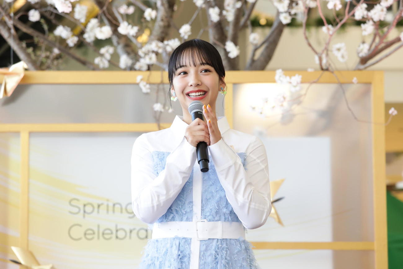 阪急西宮ガーデンズの15周年記念イベントに出席した山之内すず
