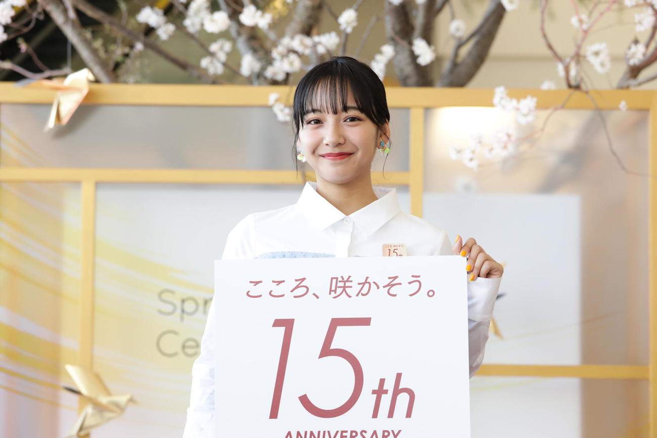 阪急西宮ガーデンズの15周年記念イベントに出席した山之内すず