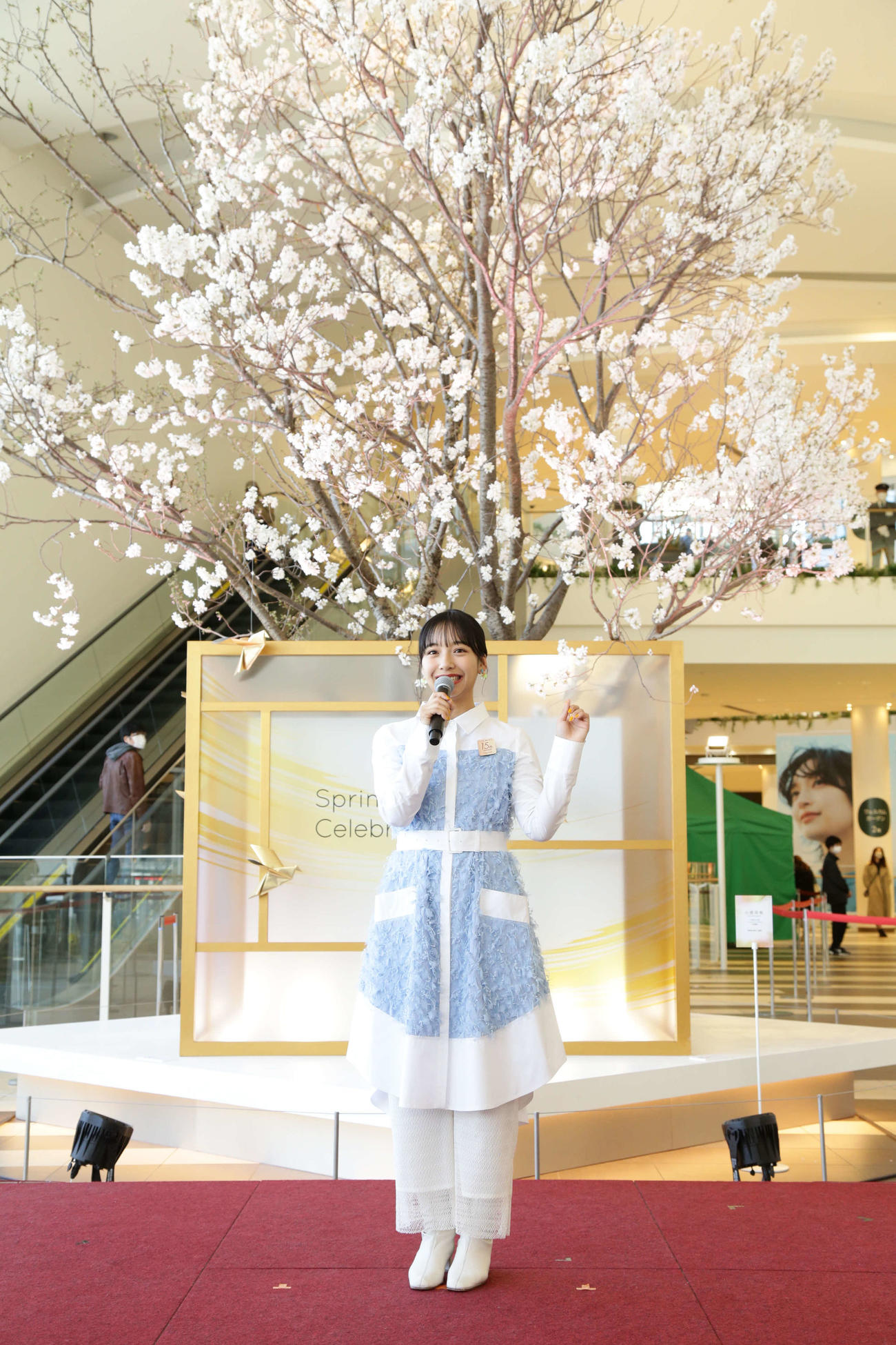 阪急西宮ガーデンズの15周年記念イベントに出席した山之内すず