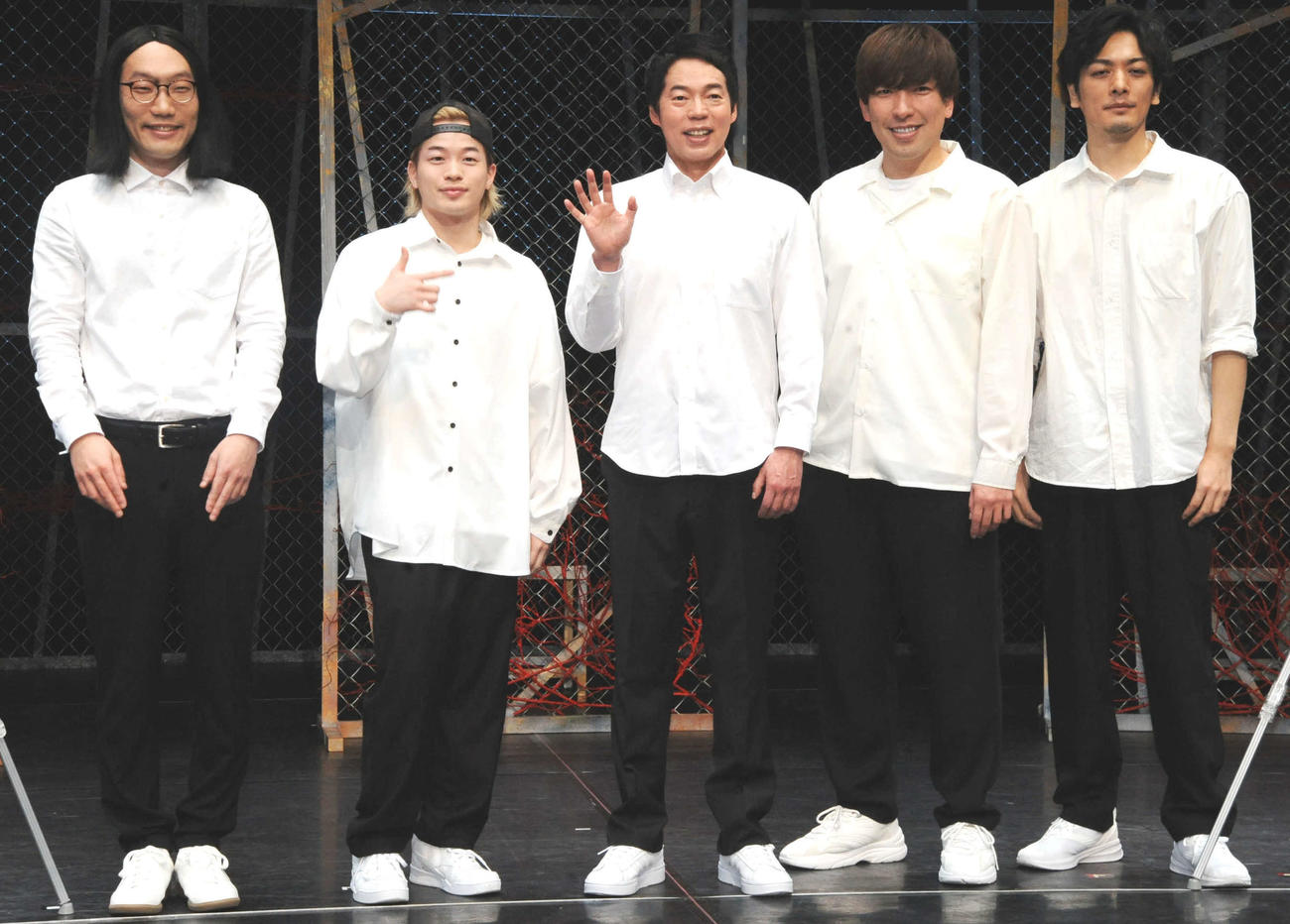 舞台「正偽の芸能プロダクション」の取材会に出席した、左から男性ブランコの平井まさあき、THE RAMPAGEの山本彰吾、今田耕司、りんたろー。、久保田悠来（撮影・松尾幸之介）