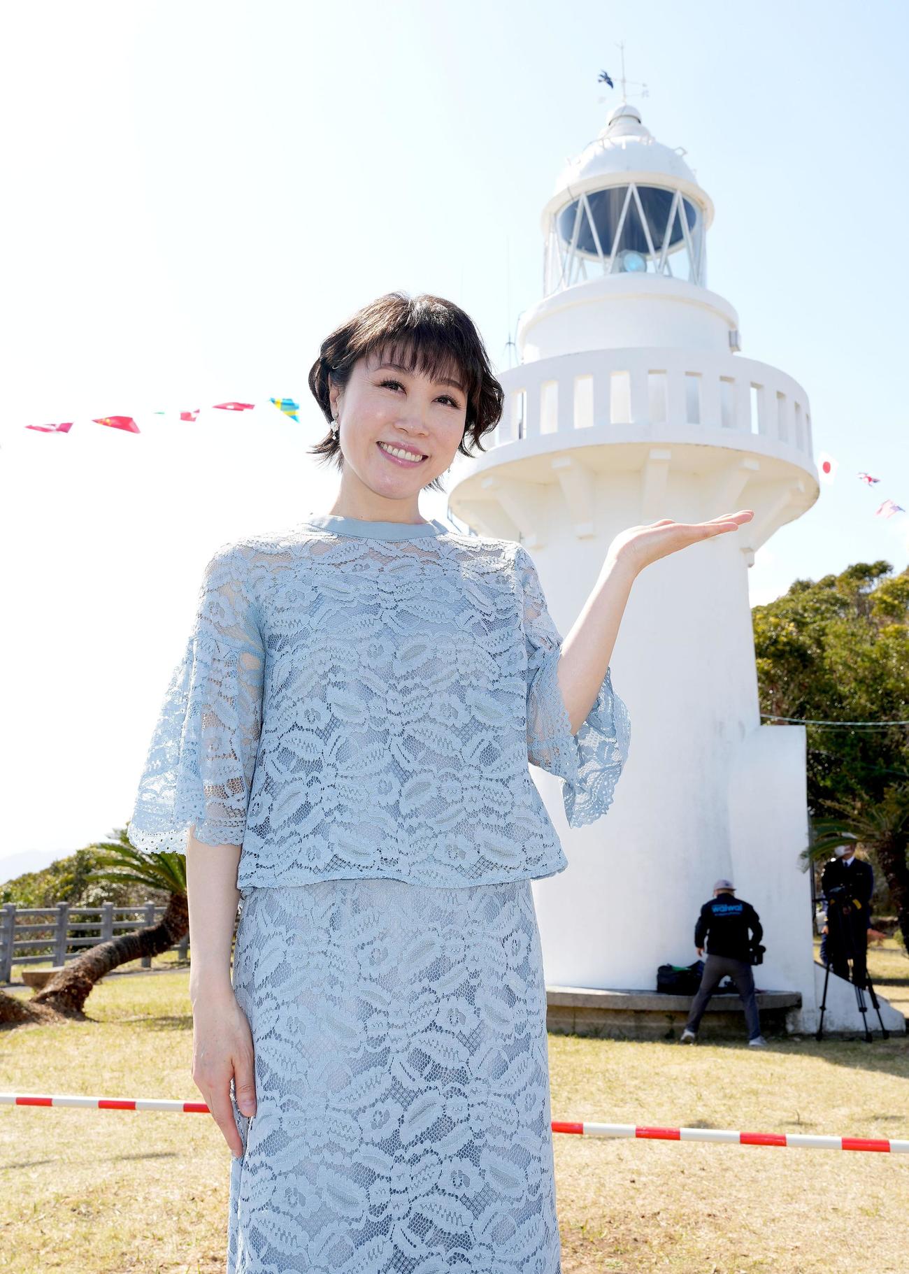 新曲「日向岬」のご当地、宮崎県日向市で同曲を歌唱する水森かおり