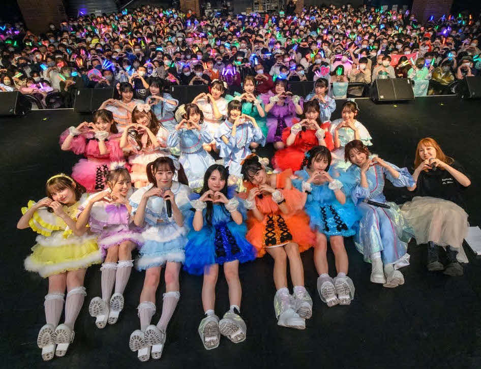 CANDYTUNEのお披露目ライブ後に集合写真を撮った、IDOLATER、FRUITSZIPPER、CANDYTUNEら