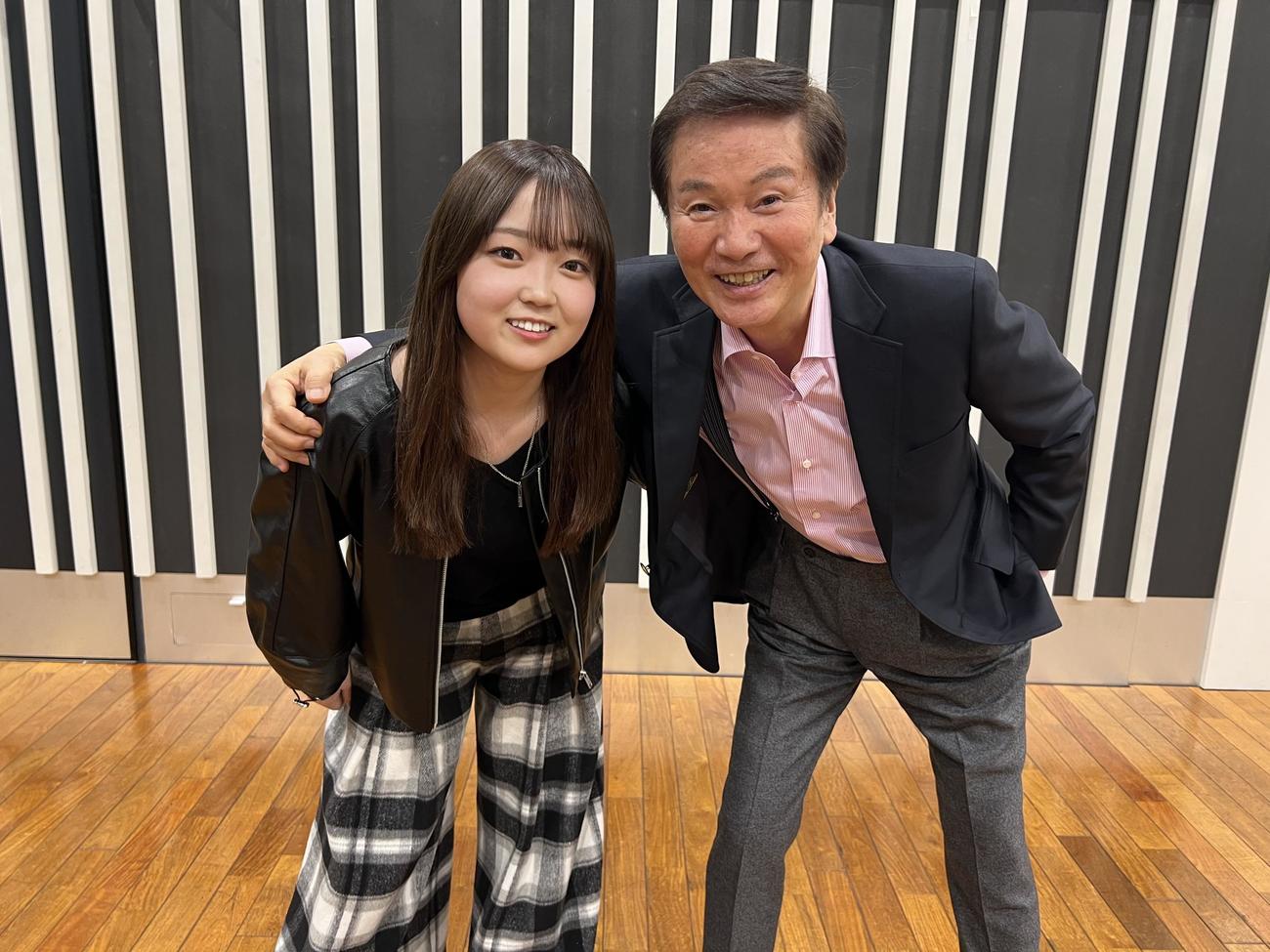 所属事務所先輩の森田健作（右）のラジオ番組の収録に臨んだ新人歌手舞乃空