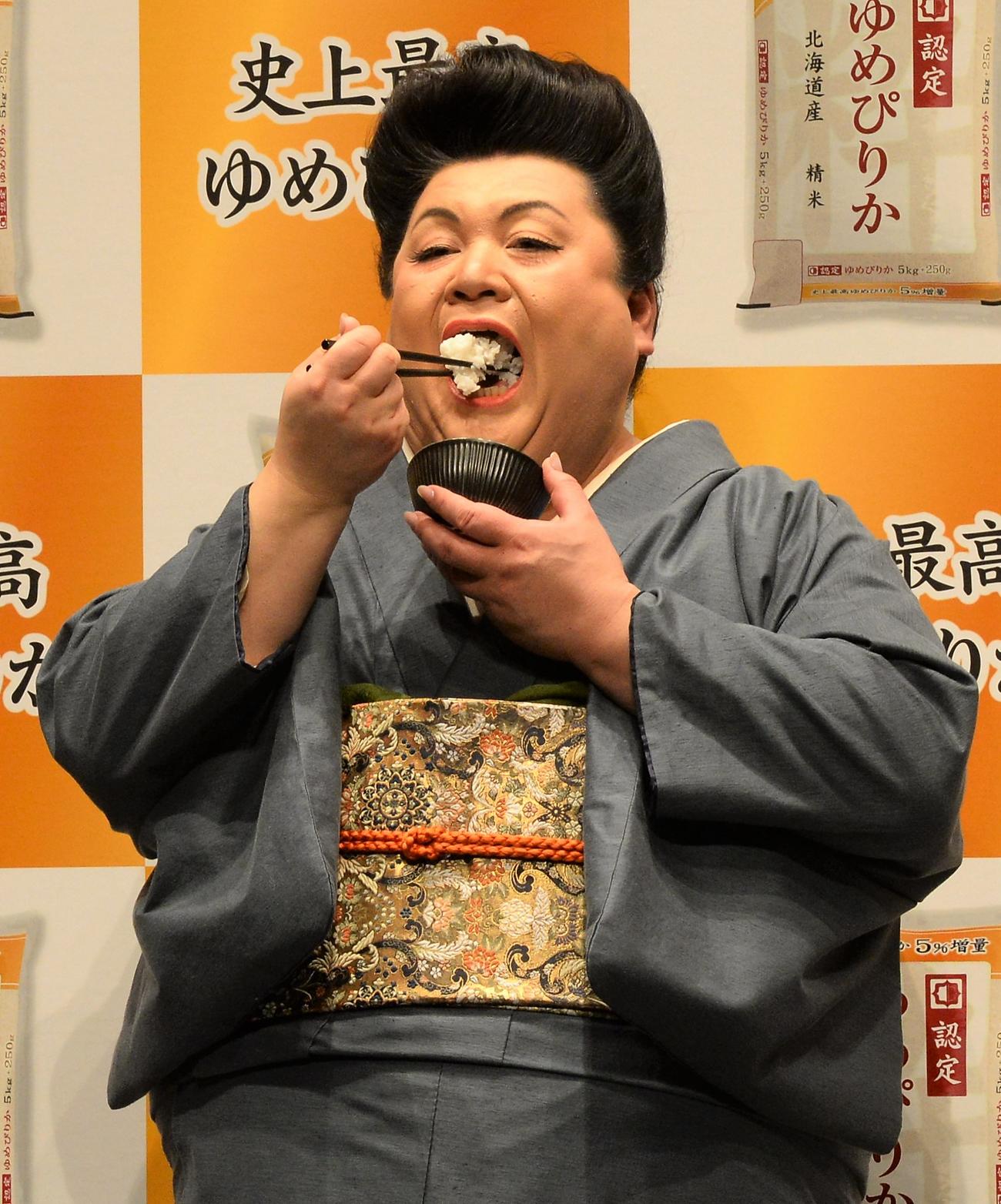「史上最高ゆめぴりか」新CM発表会に出席し実食するマツコ・デラックス（撮影・高橋洋平）