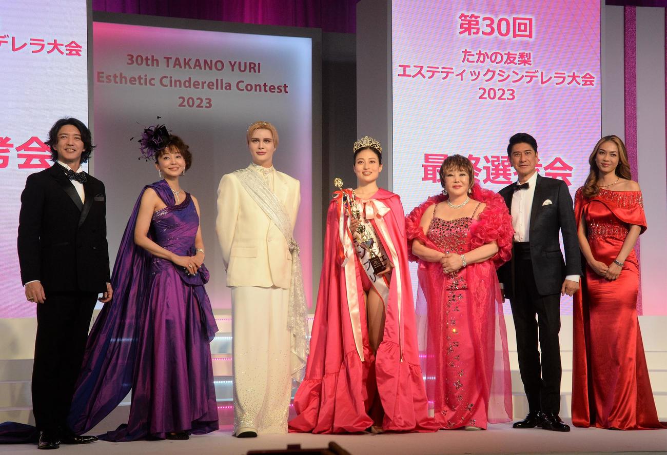 「第30回たかの友梨エステティックシンデレラ大会2023最終選考会」に登壇する、左から金子昇、神田うの、Matt、グランプリの鈴木真由さん、たかの友梨、川崎麻世、美馬寛子（撮影・高橋洋平）