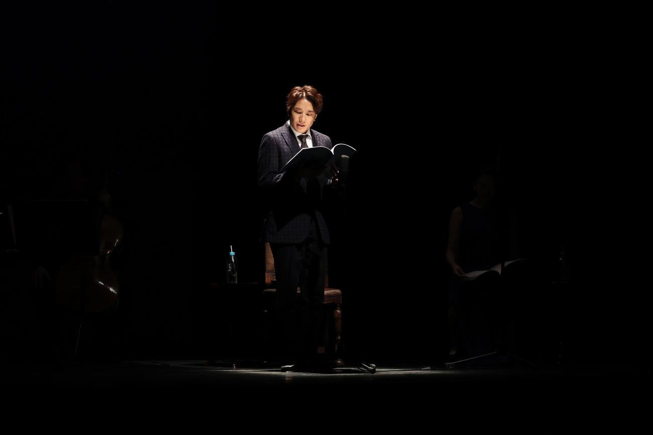 朗読音楽劇「ベートーヴェン／届かなかった手紙」で演じる五関晃一（撮影・中島郁夫）