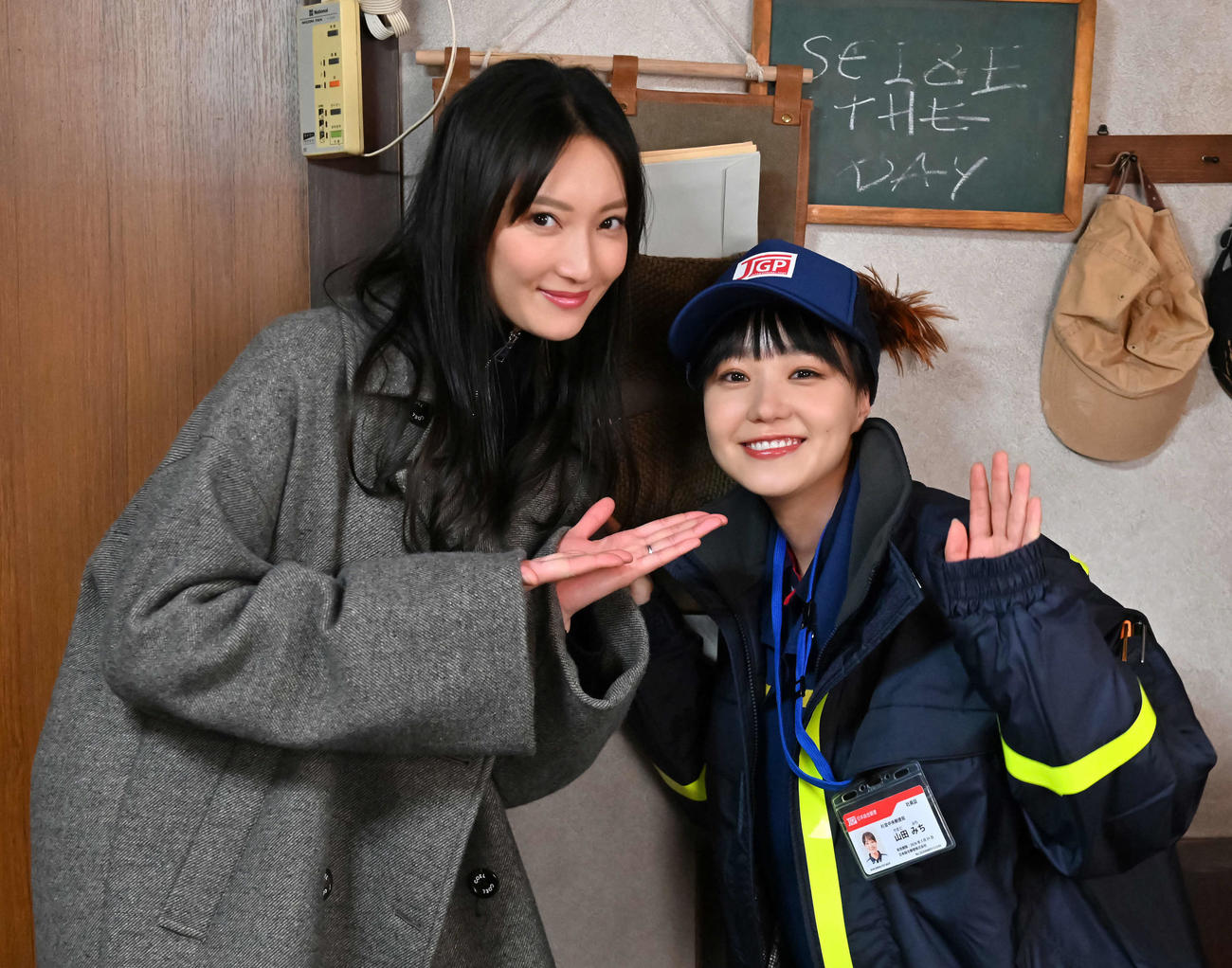 「忍者に結婚は難しい」に出演する菜々緒（左）と奈緒（C）フジテレビ