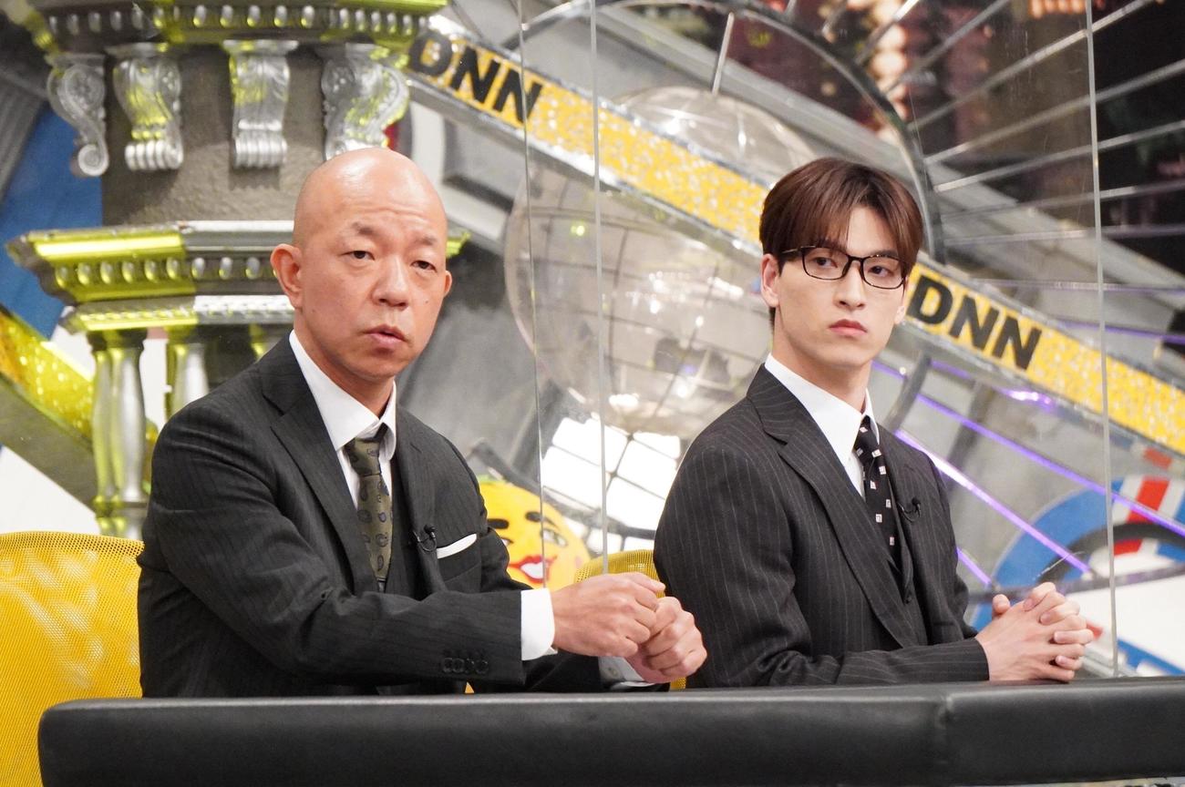 「全力！脱力タイムズ」にゲストコメンテーターとして出演するバイきんぐの小峠英二（左）、JO1金城碧海（C）フジテレビ