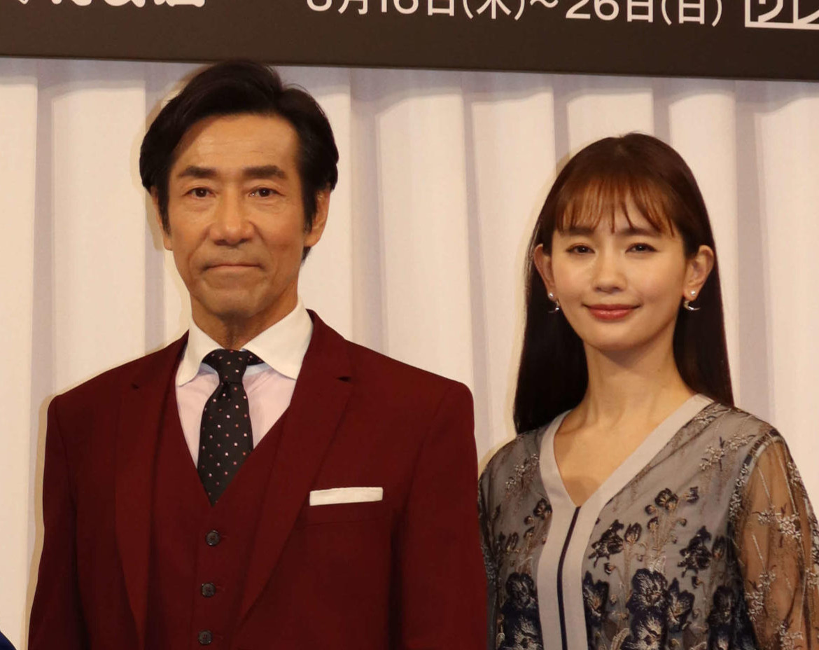 岸谷五朗と中村ゆり（2022年12月撮影）